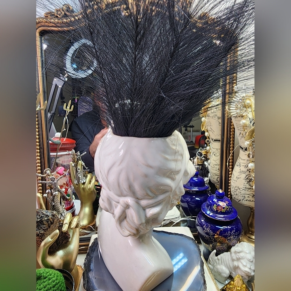 Statue Bust Vase - Picture 4 of 5